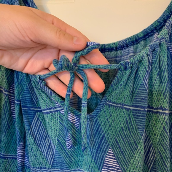 🍁 2/$20❕Soft Cinched Triangle Patterned T-Shirt - Picture 4 of 5